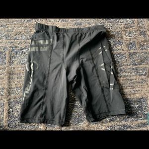 VIRUS INTERNATIONAL COMPRESSION SHORTS SIZE LARGE